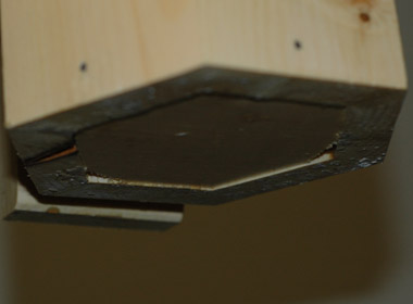 The floor joint of a birdhouse should have the bottom board recessed from the birdhouse sides